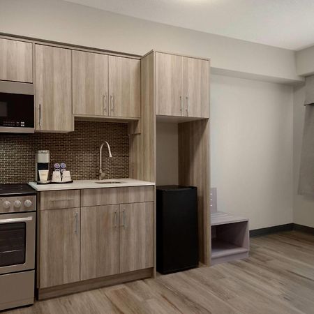 Ramada By Wyndham West Edmonton Hotel & Suites Extérieur photo