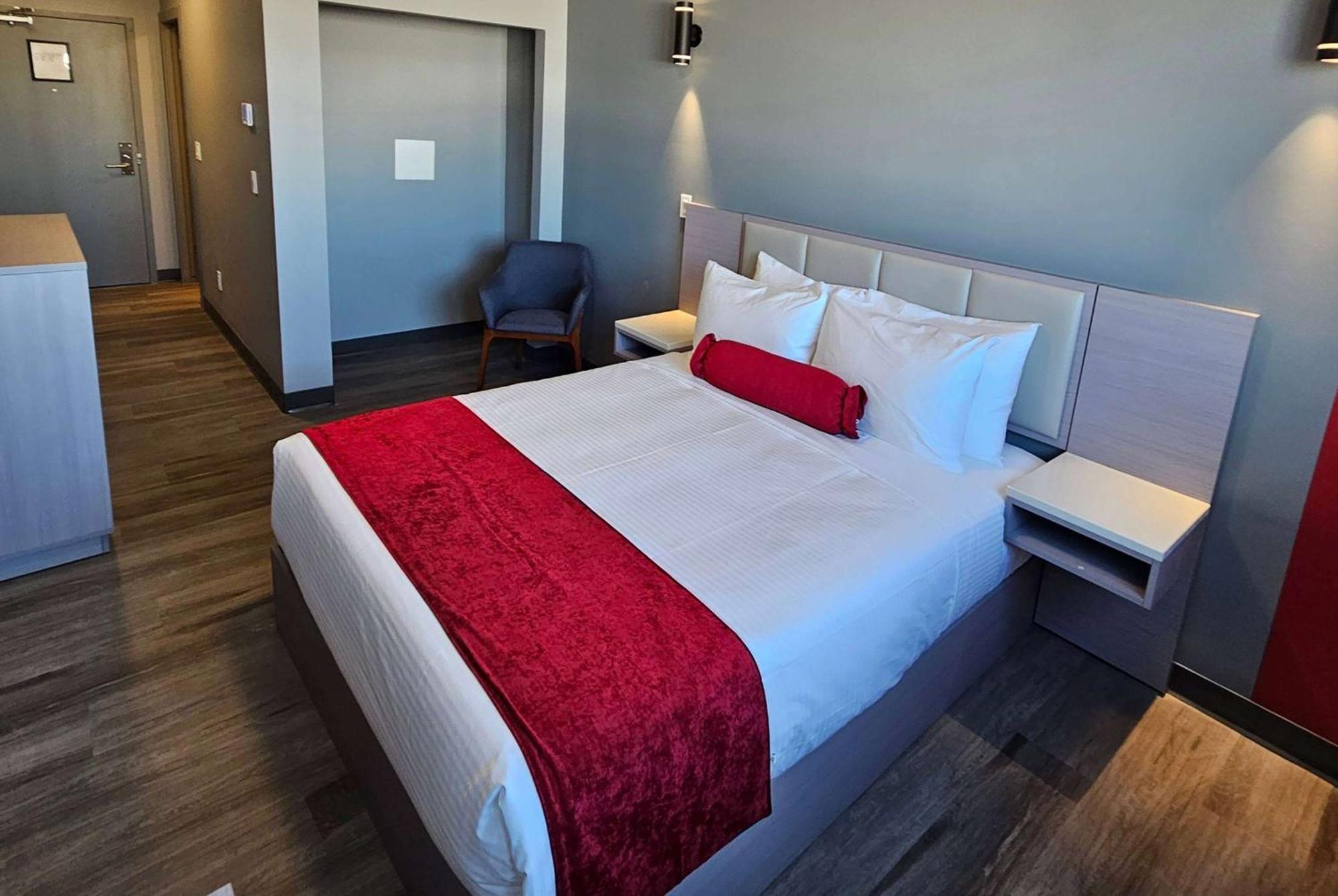 Ramada By Wyndham West Edmonton Hotel & Suites Extérieur photo