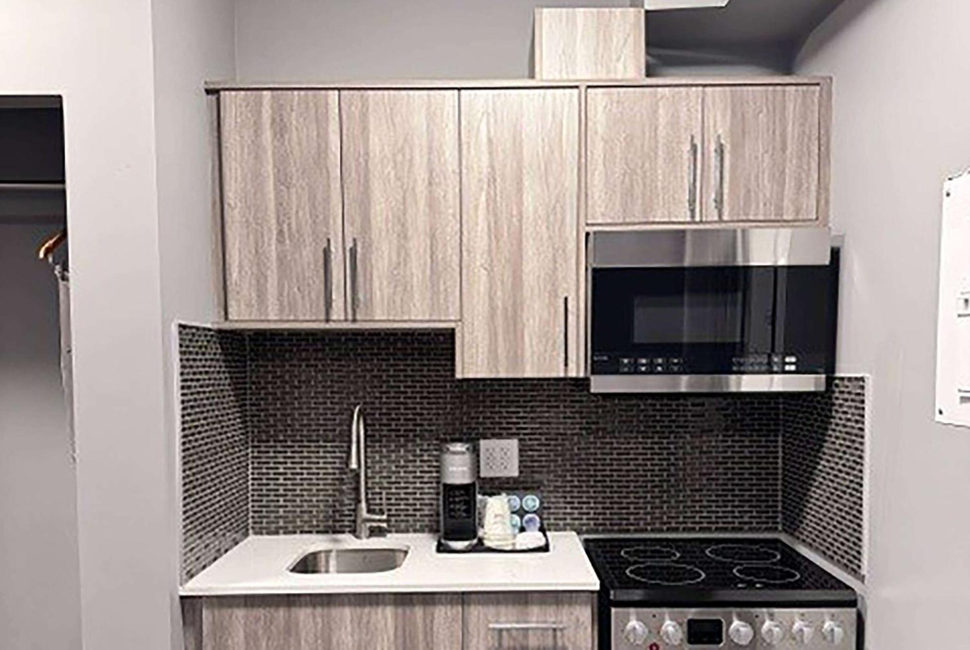 Ramada By Wyndham West Edmonton Hotel & Suites Extérieur photo