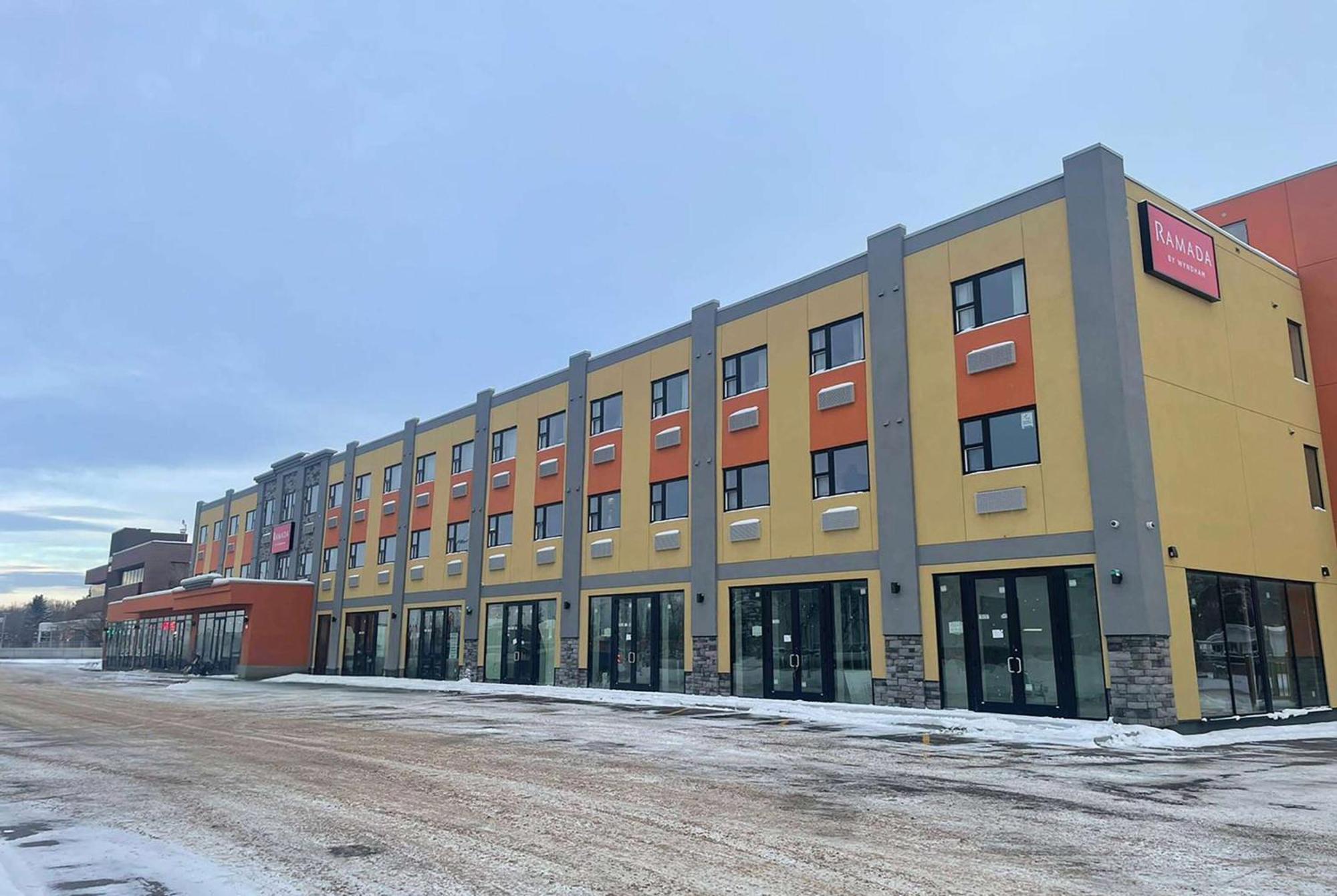 Ramada By Wyndham West Edmonton Hotel & Suites Extérieur photo