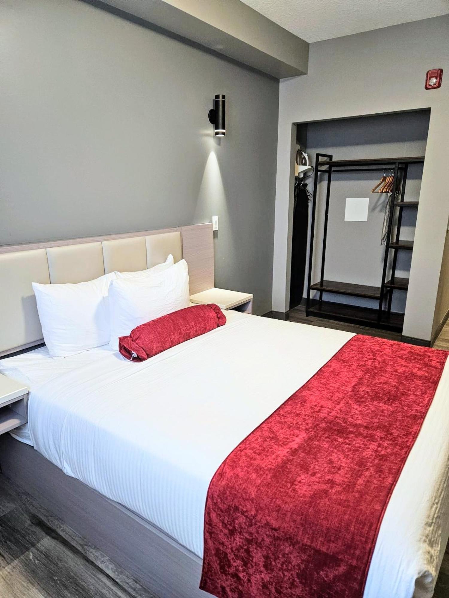 Ramada By Wyndham West Edmonton Hotel & Suites Extérieur photo