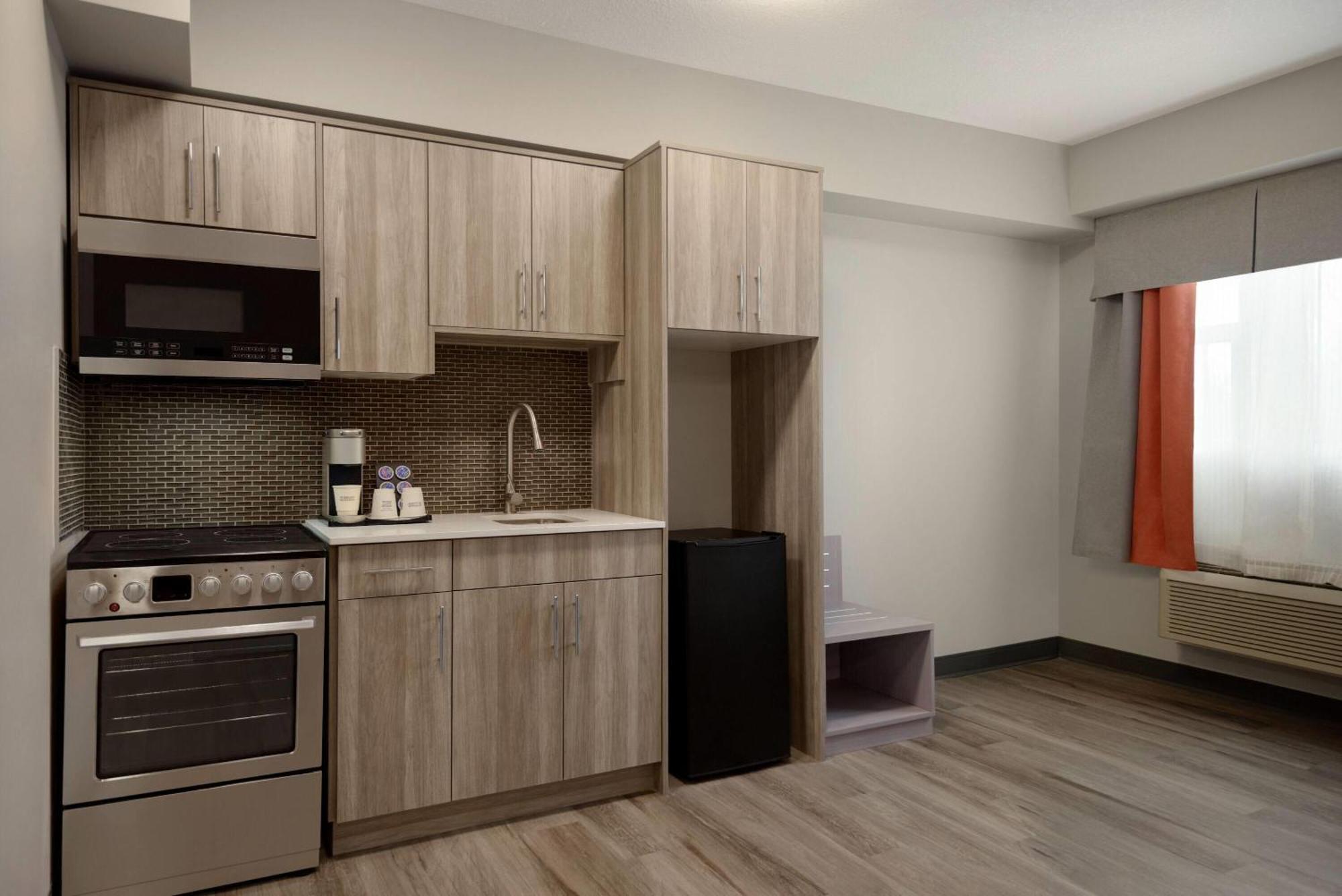 Ramada By Wyndham West Edmonton Hotel & Suites Extérieur photo
