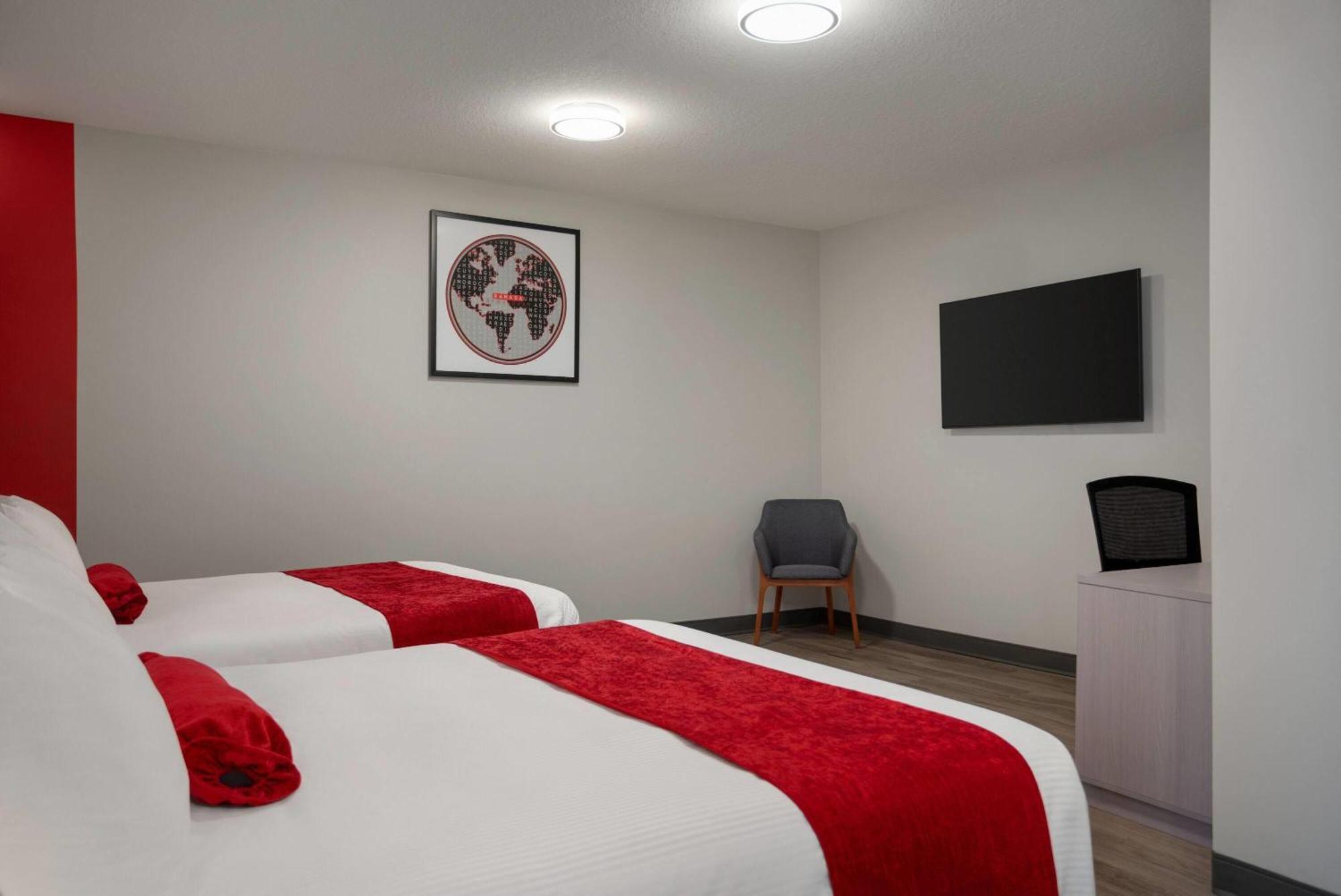 Ramada By Wyndham West Edmonton Hotel & Suites Extérieur photo