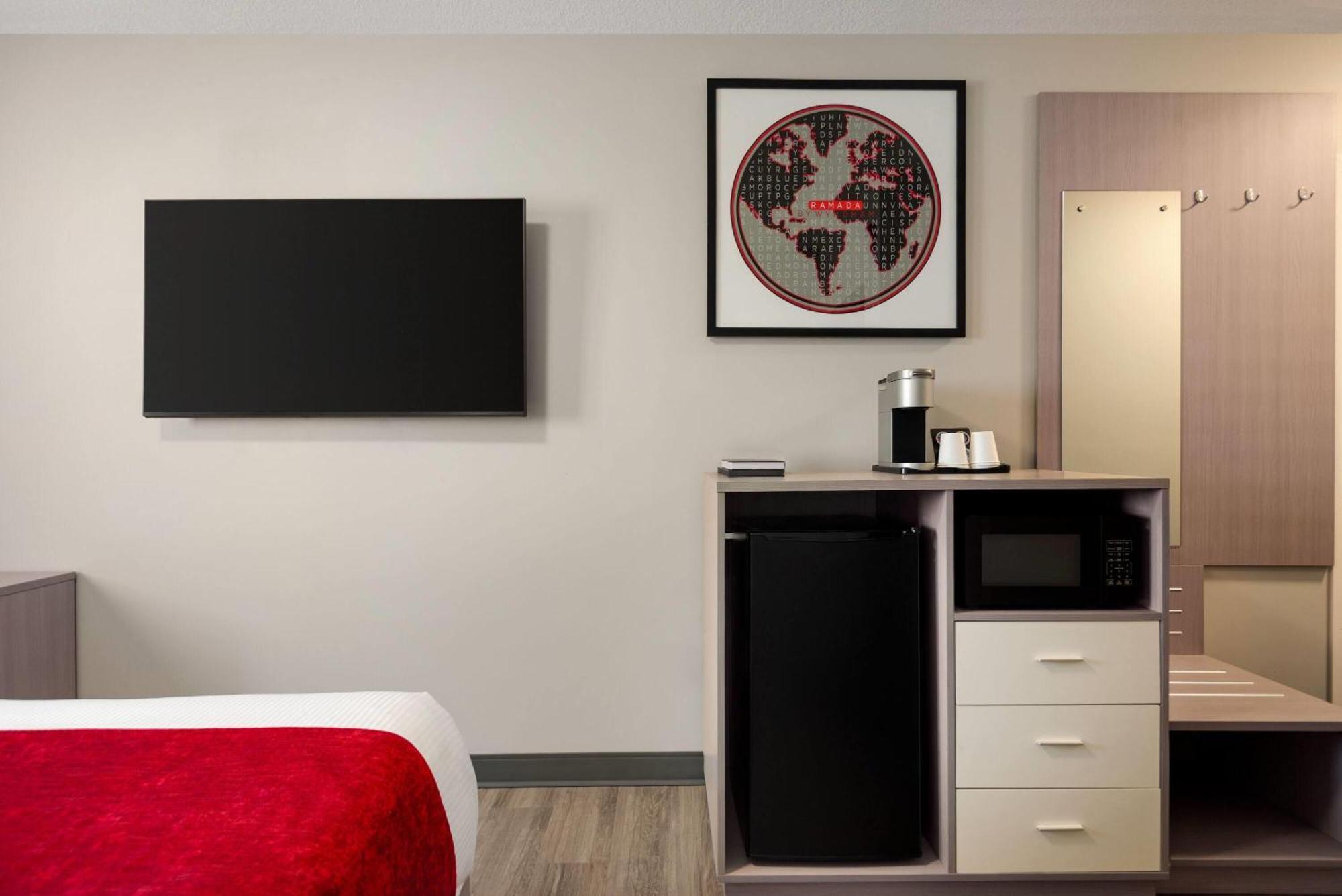 Ramada By Wyndham West Edmonton Hotel & Suites Extérieur photo