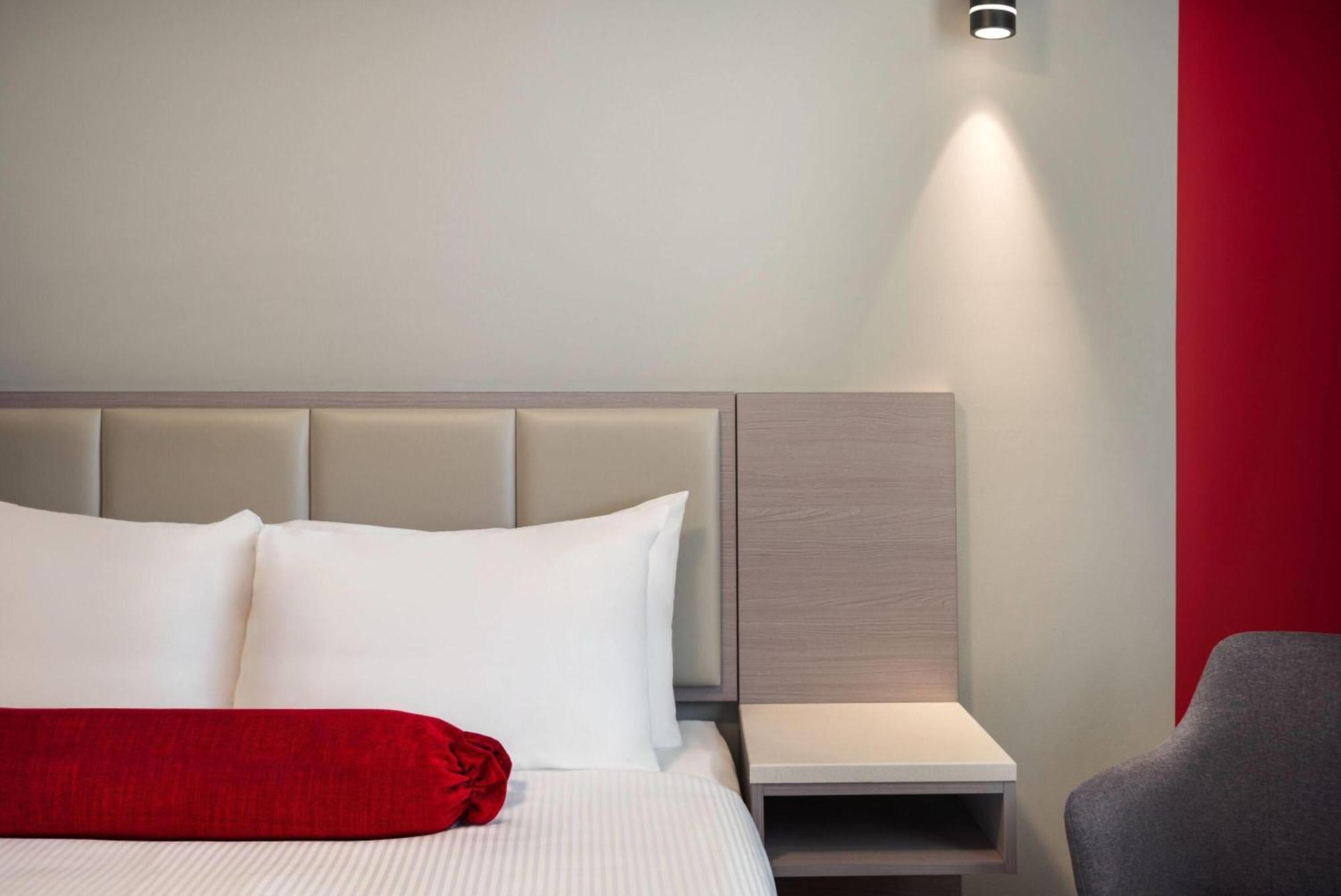 Ramada By Wyndham West Edmonton Hotel & Suites Extérieur photo