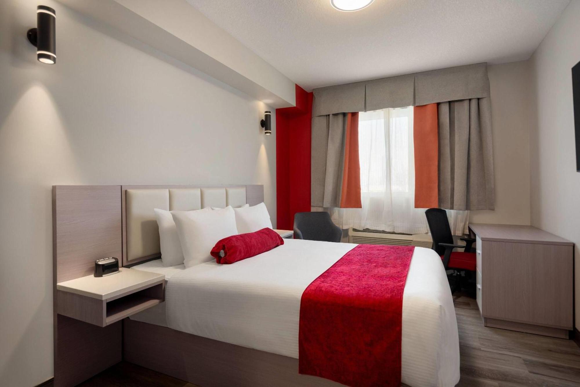 Ramada By Wyndham West Edmonton Hotel & Suites Extérieur photo