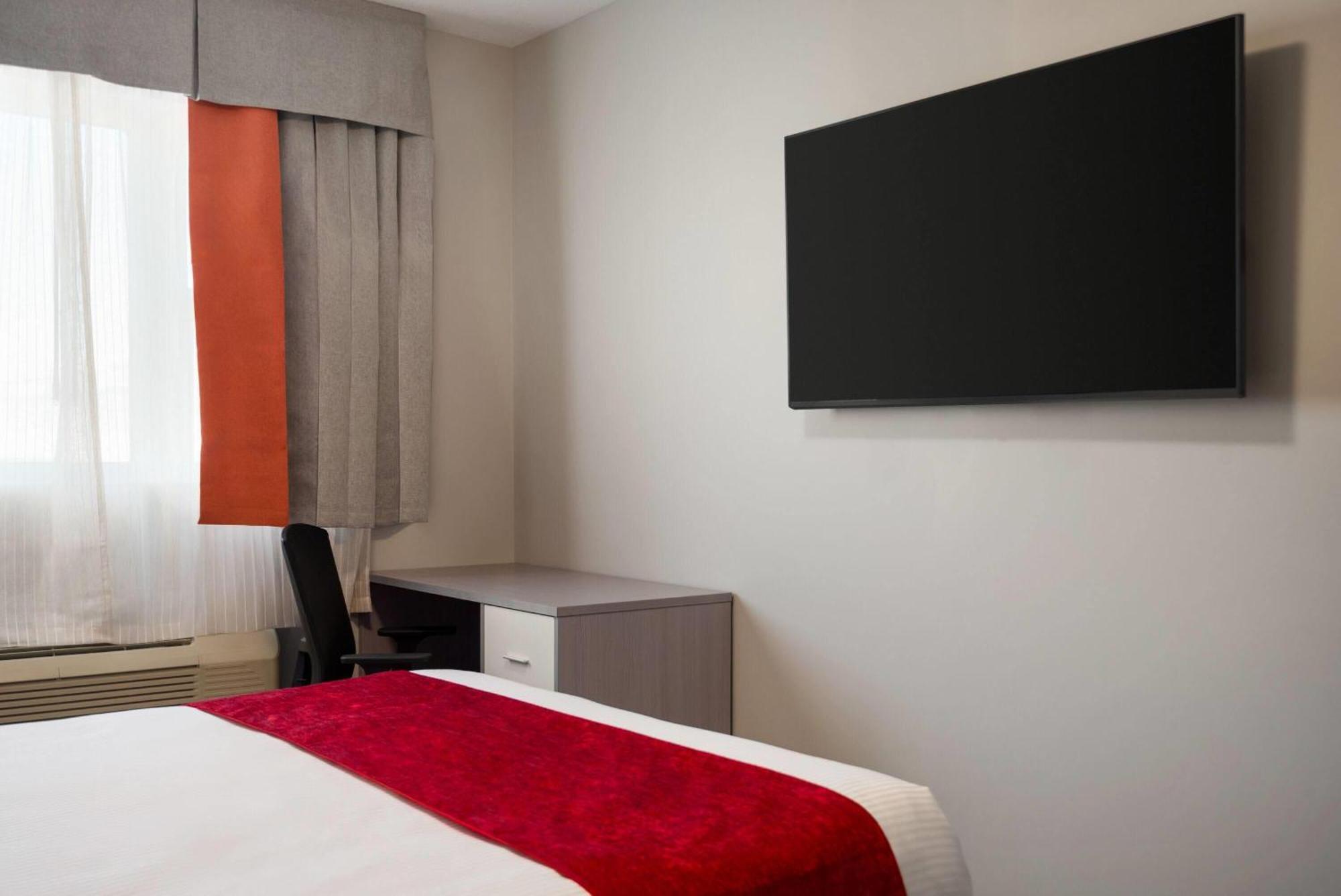 Ramada By Wyndham West Edmonton Hotel & Suites Extérieur photo