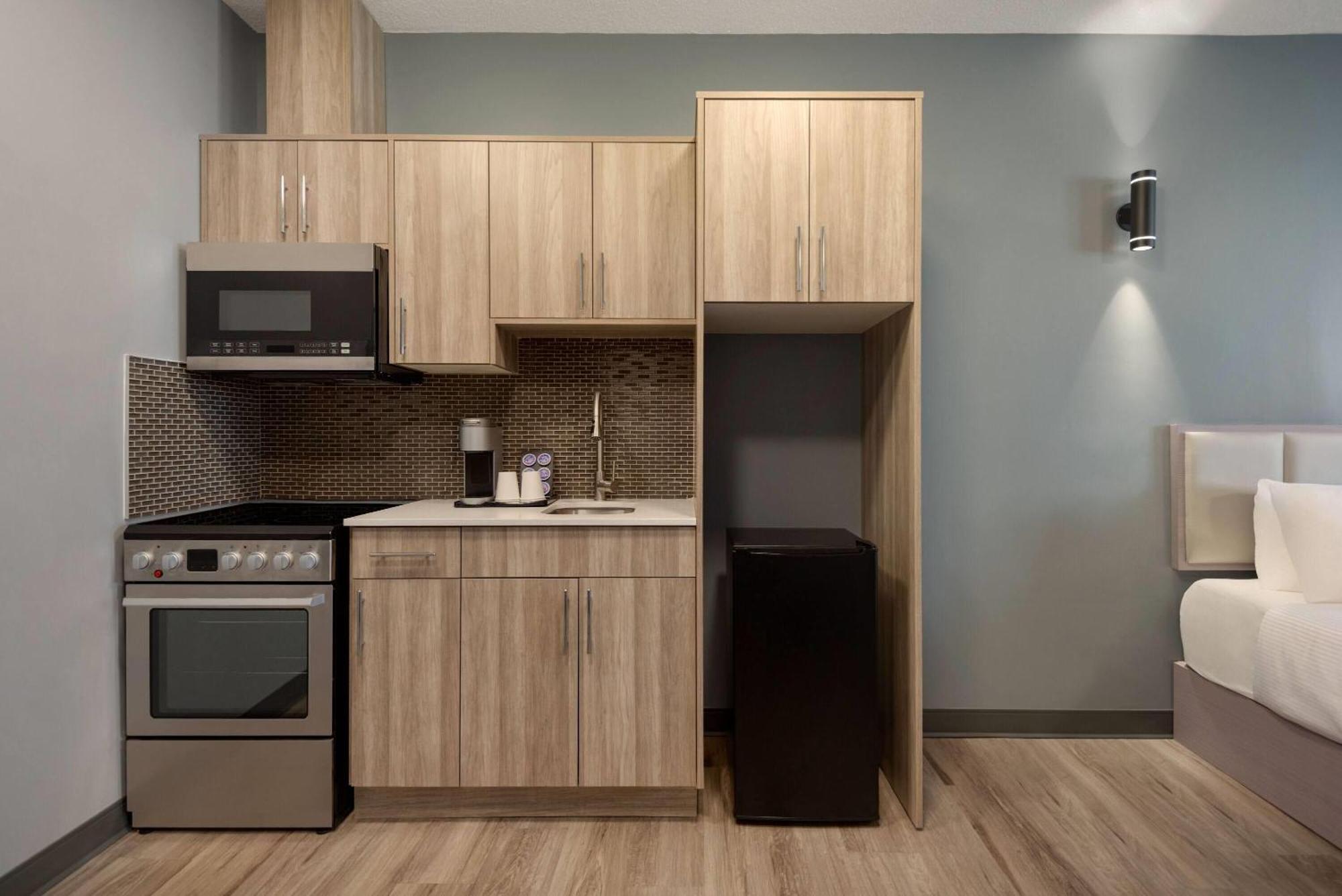 Ramada By Wyndham West Edmonton Hotel & Suites Extérieur photo