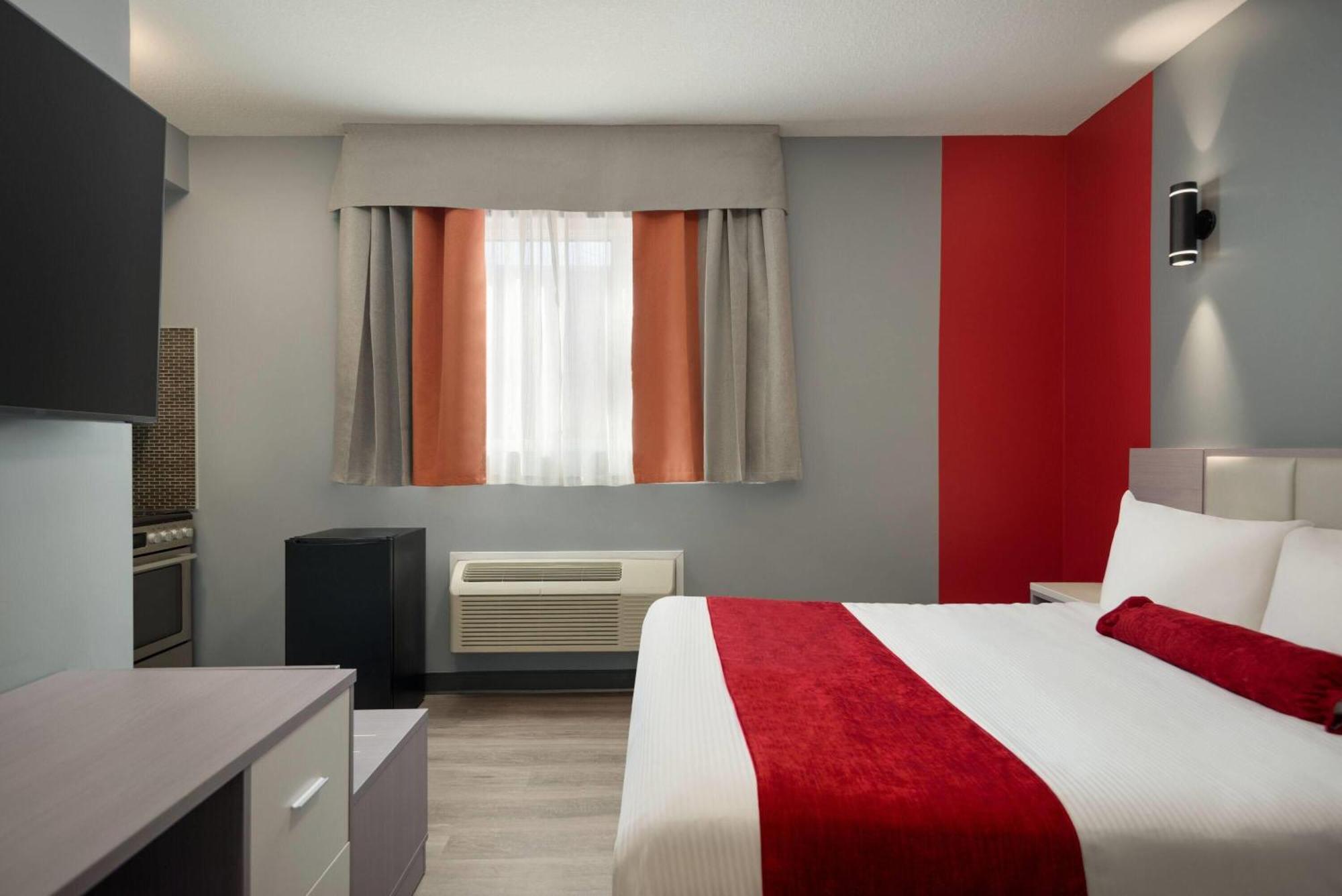 Ramada By Wyndham West Edmonton Hotel & Suites Extérieur photo