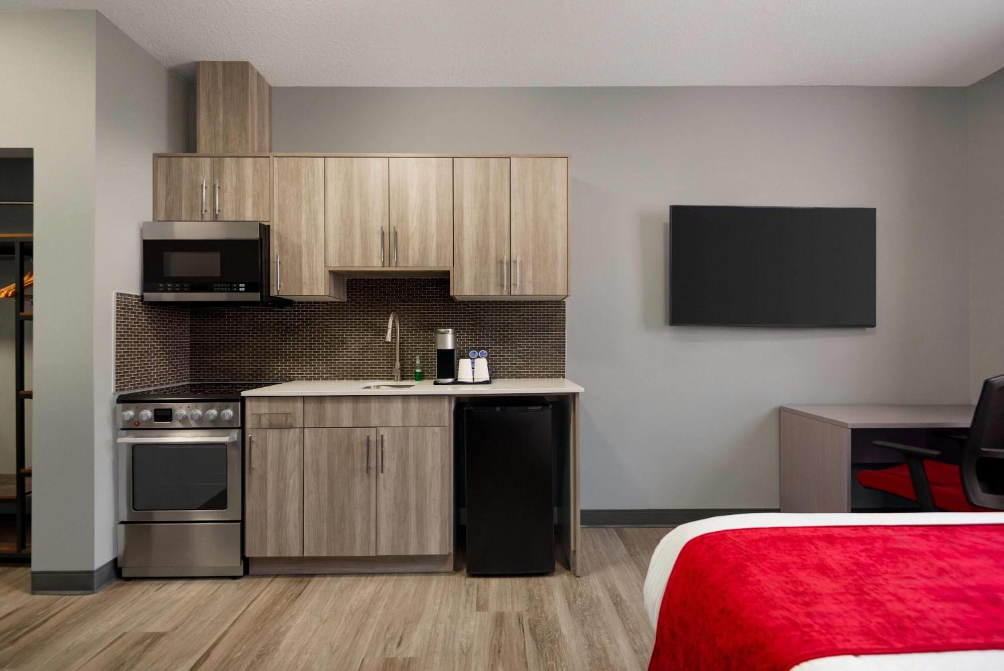 Ramada By Wyndham West Edmonton Hotel & Suites Extérieur photo