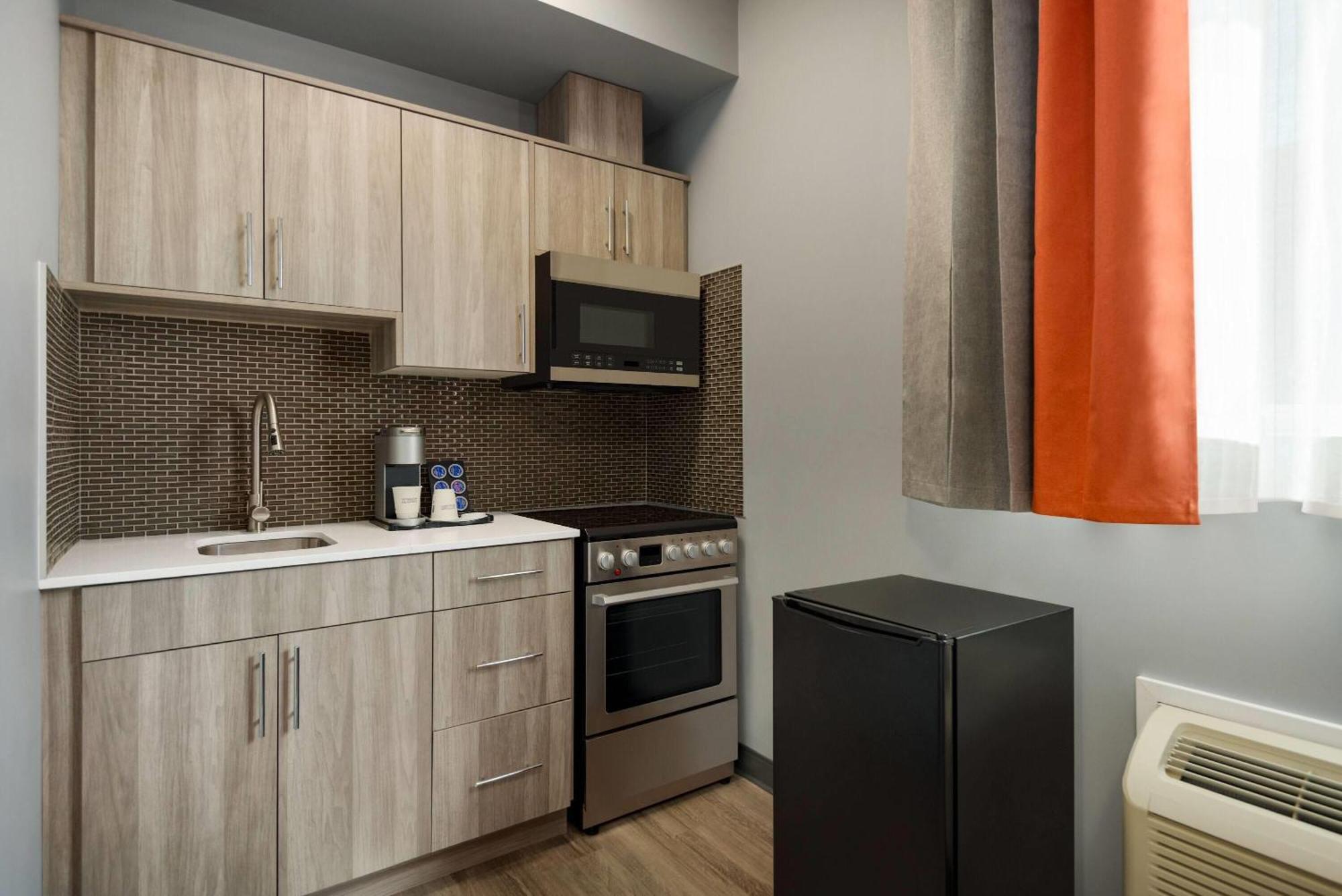 Ramada By Wyndham West Edmonton Hotel & Suites Extérieur photo