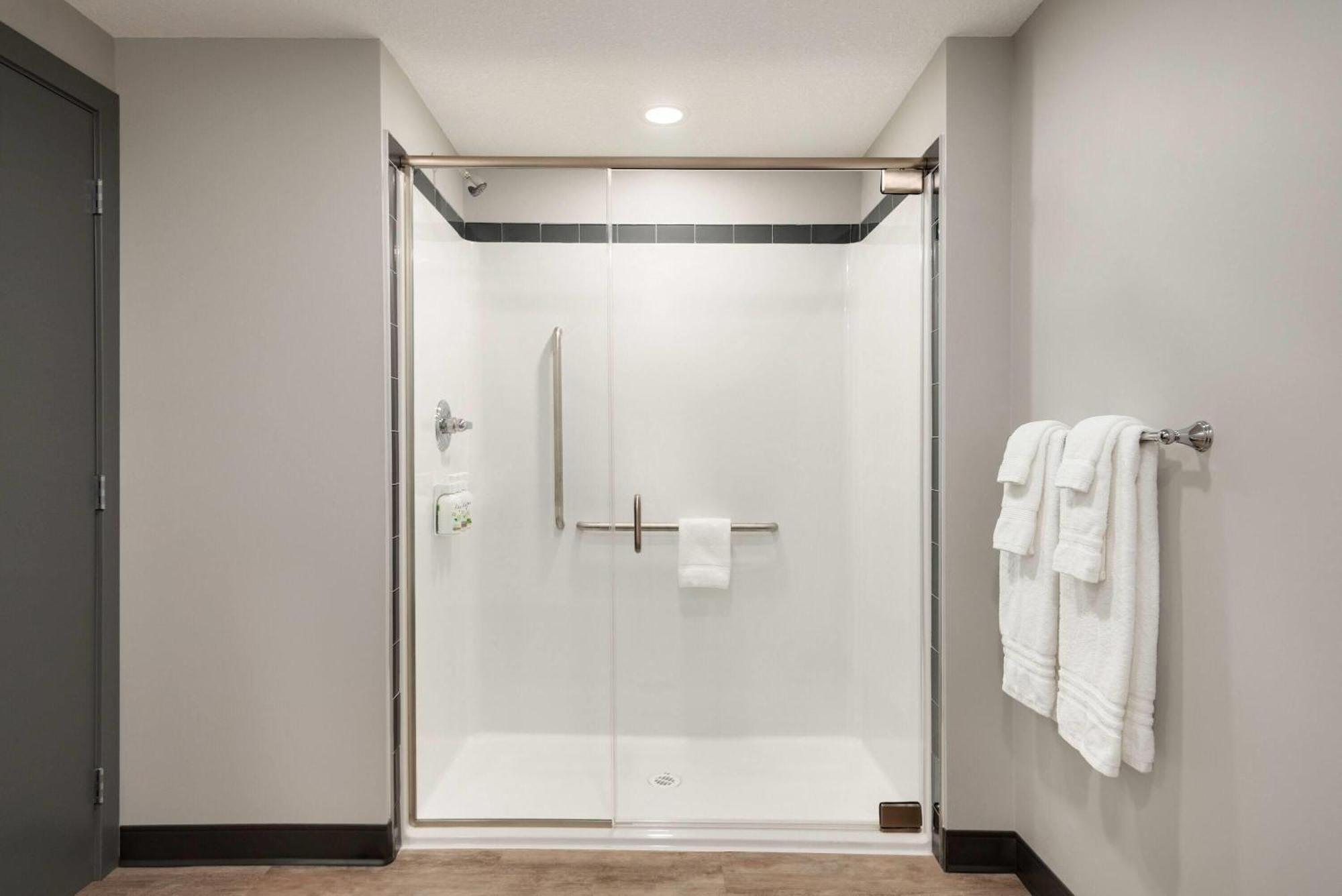 Ramada By Wyndham West Edmonton Hotel & Suites Extérieur photo