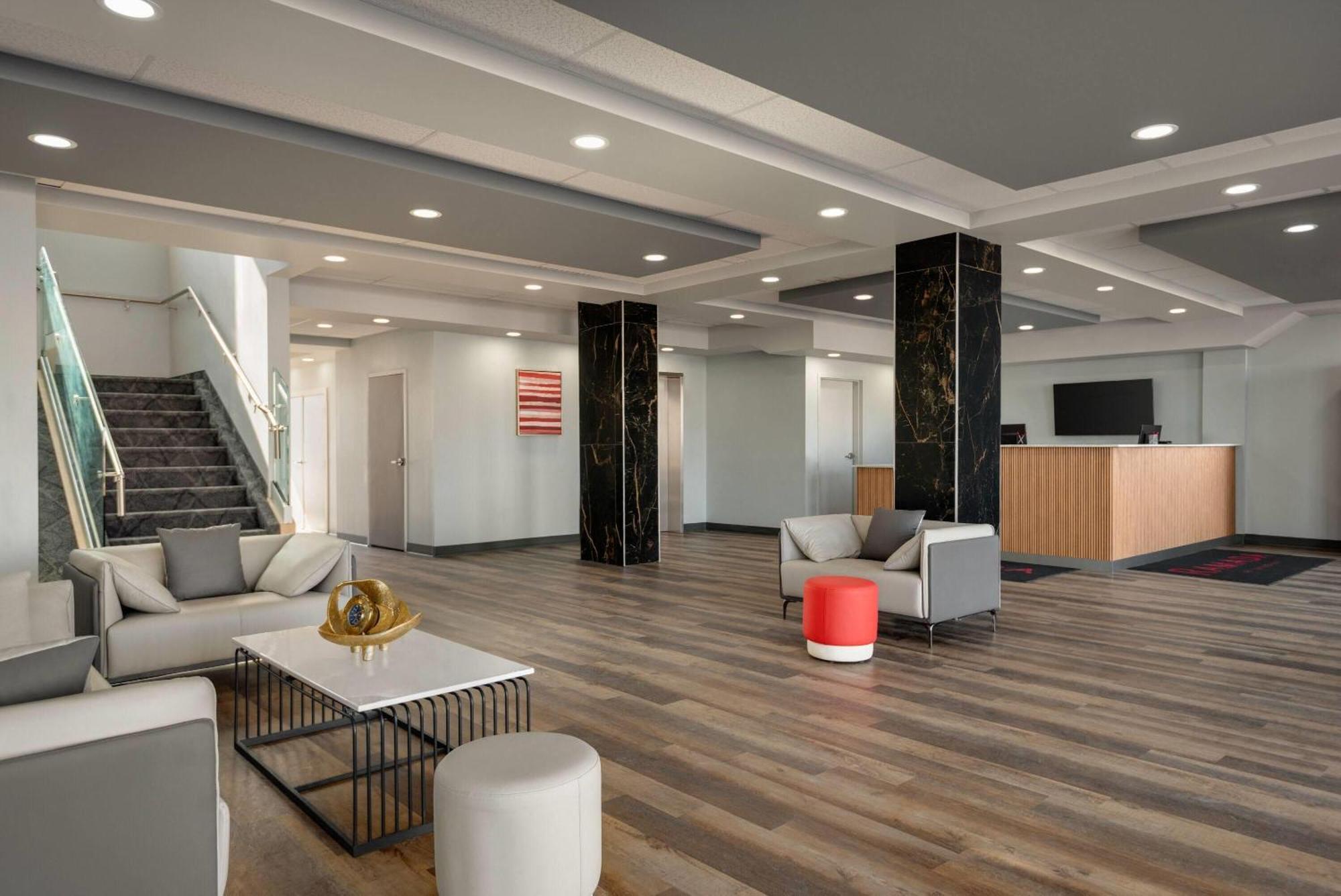 Ramada By Wyndham West Edmonton Hotel & Suites Extérieur photo