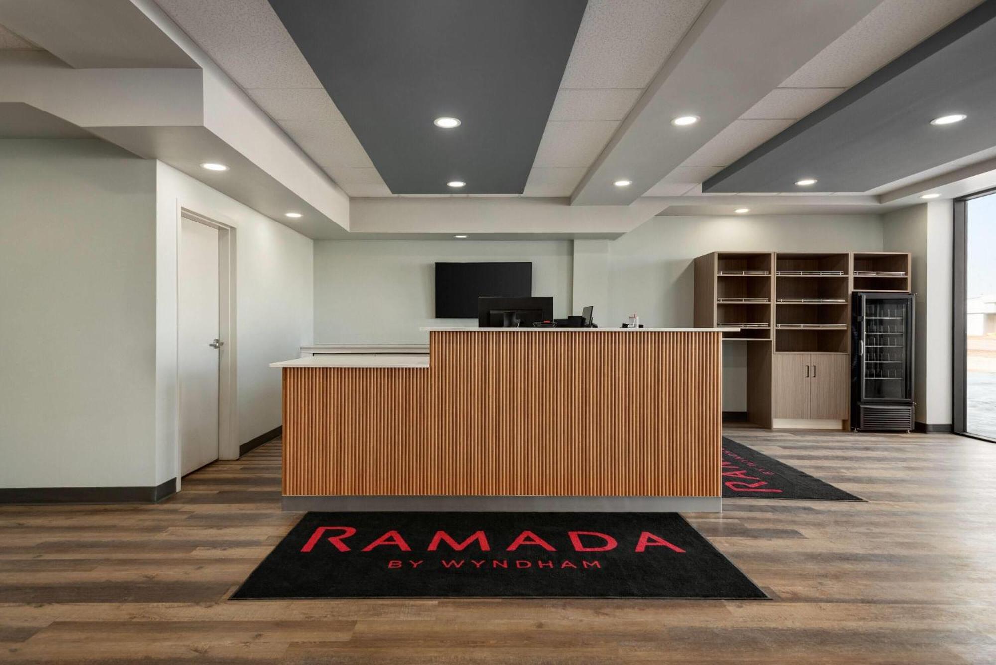 Ramada By Wyndham West Edmonton Hotel & Suites Extérieur photo