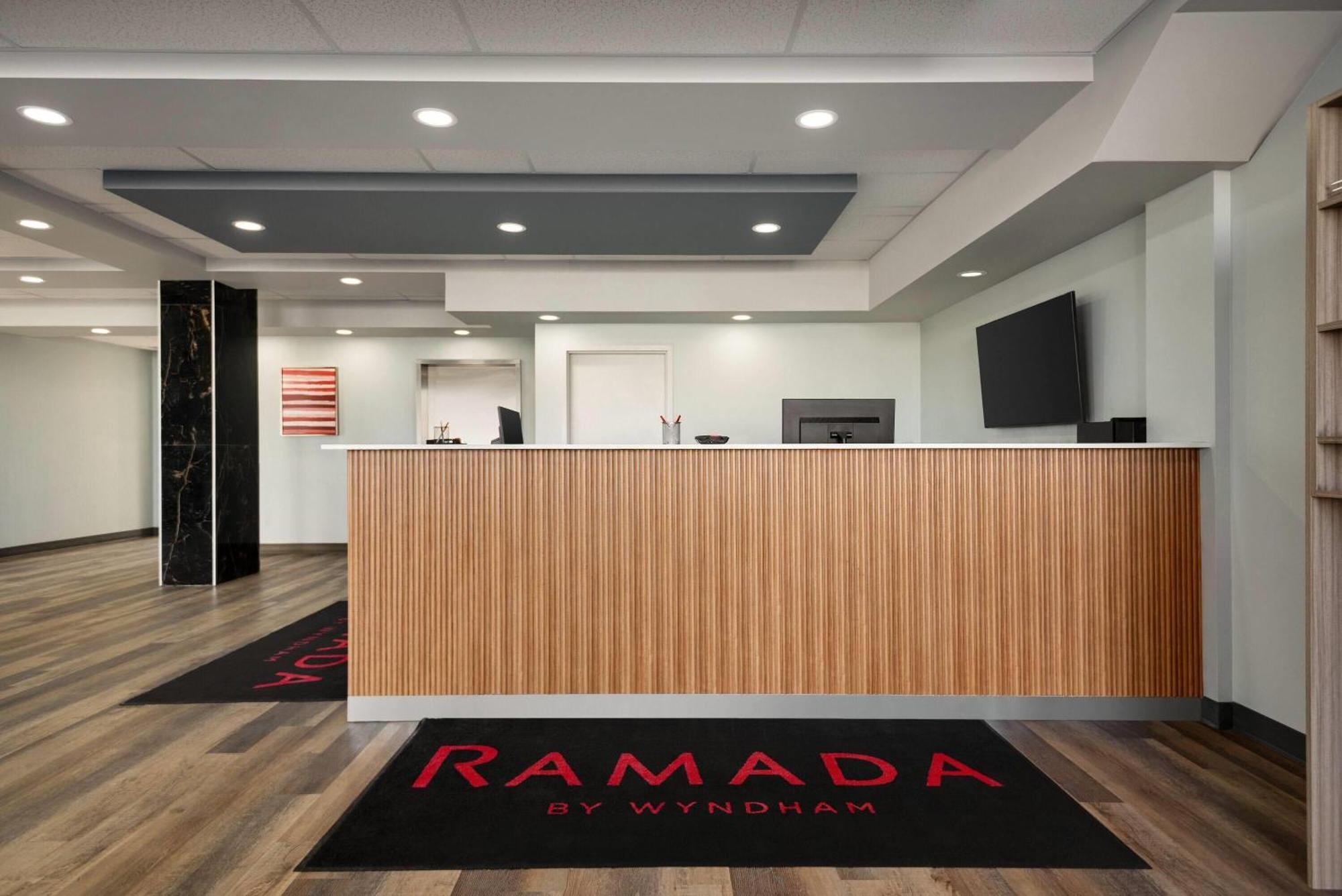 Ramada By Wyndham West Edmonton Hotel & Suites Extérieur photo